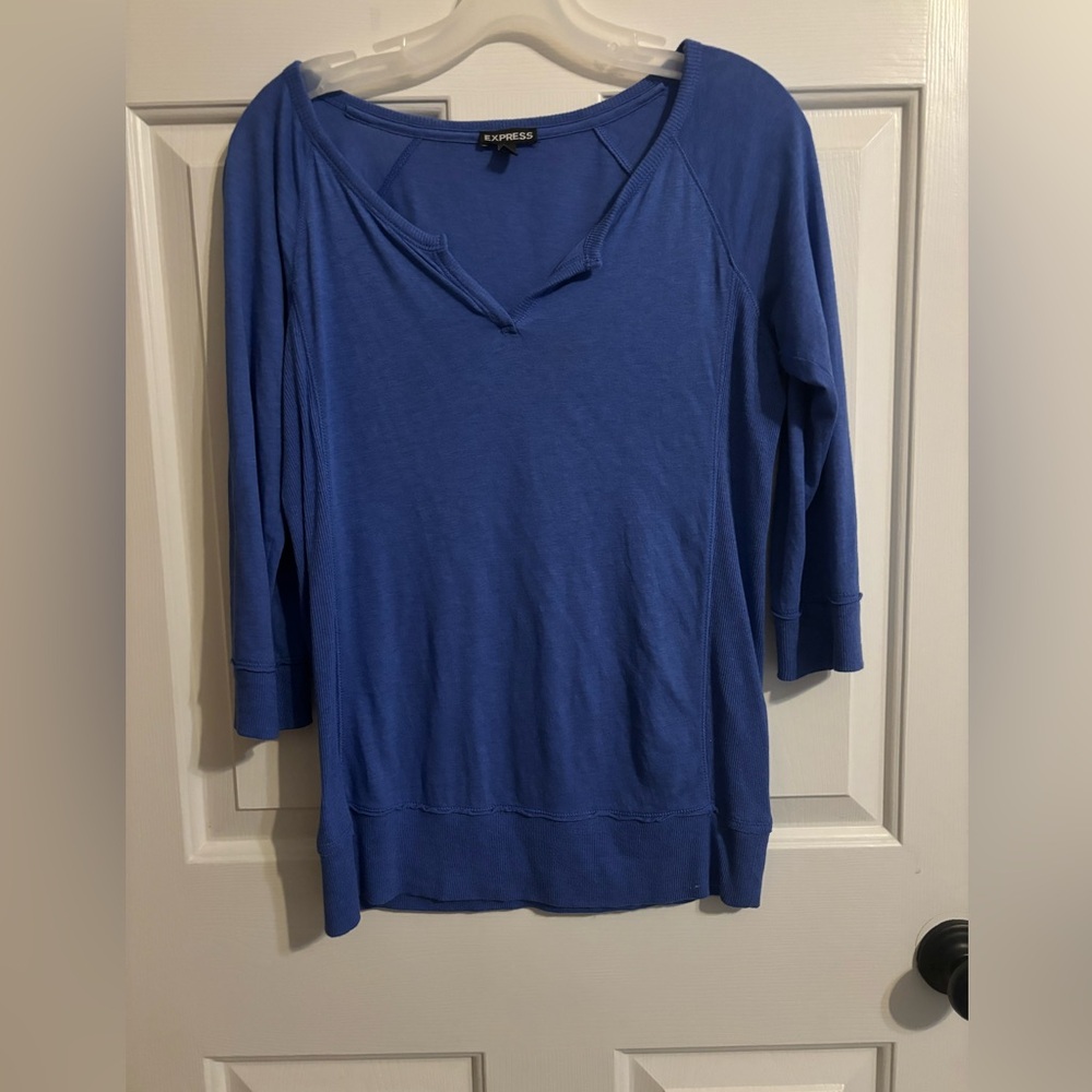 Express women’s blue quarter-length sleeve v-neck t-shirt-size small
